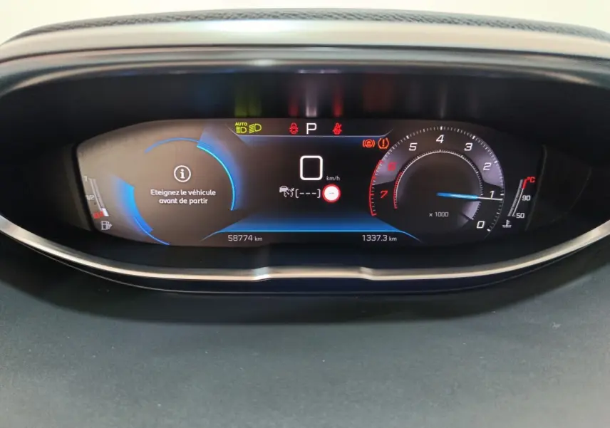 Affichage numérique du tableau de bord du Peugeot 3008 PureTech 130 GT, avec indicateurs de vitesse et alertes.