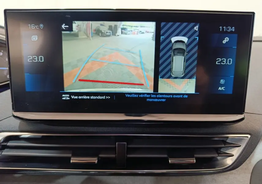 Écran tactile central du Peugeot 3008 noir 2022 montrant la caméra de recul et l'aide au stationnement.