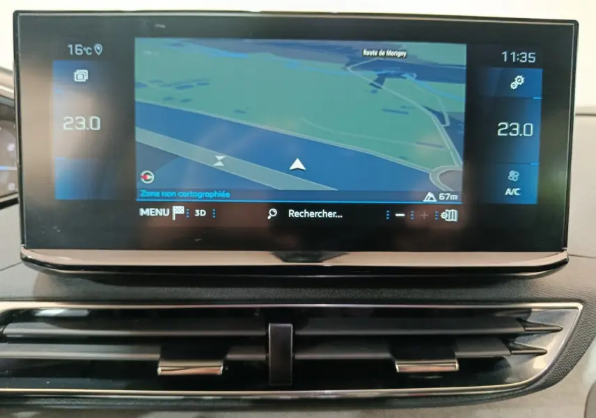 Écran tactile central du tableau de bord du Peugeot 3008 GT 2022 affichant la navigation et la climatisation.