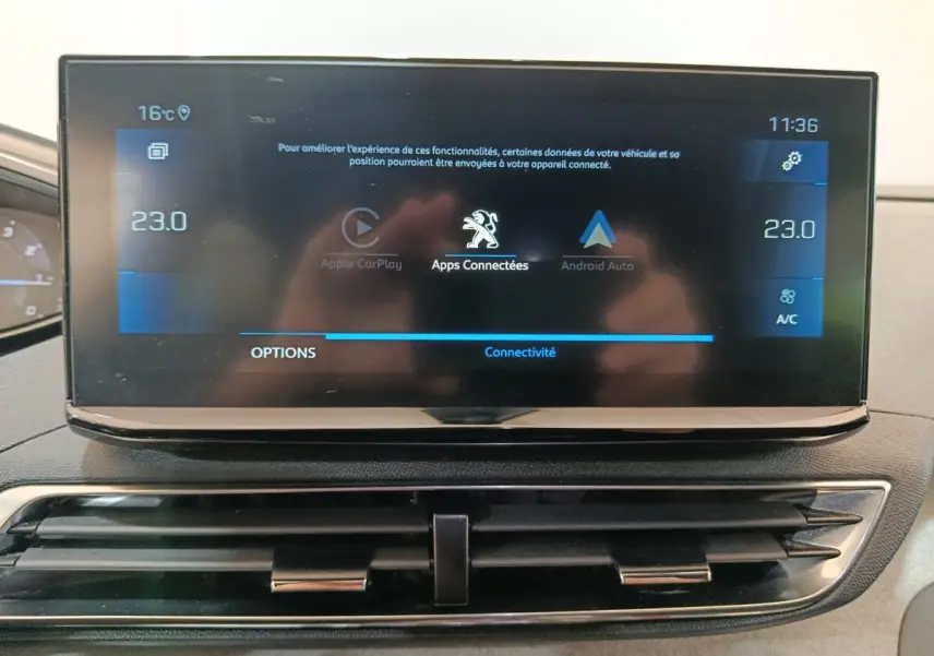 Écran tactile central du Peugeot 3008 PureTech 130 GT 2022 affichant les options de connectivité Apple CarPlay et Android Auto.