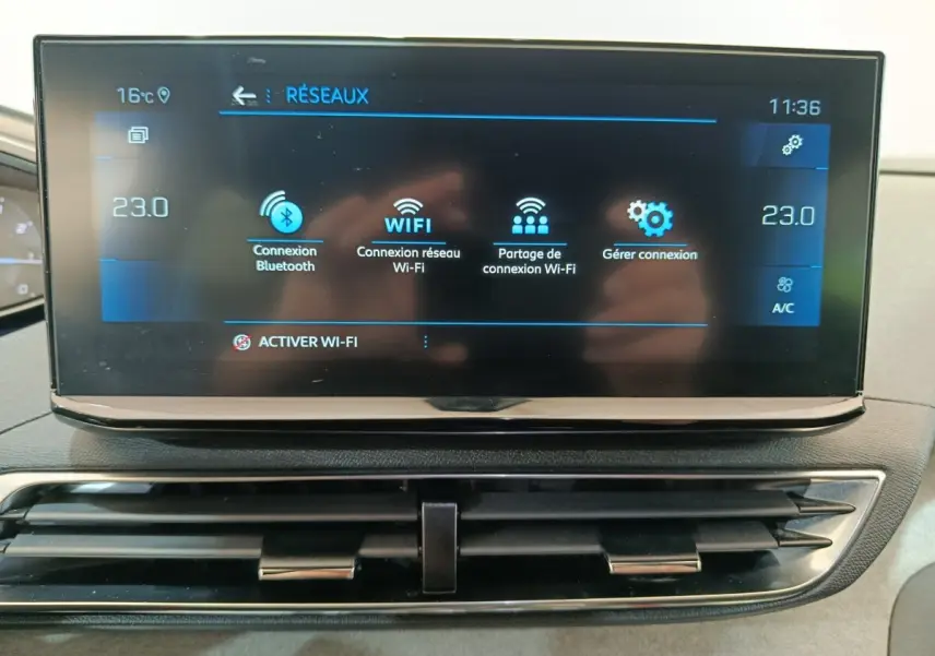 Écran tactile central du tableau de bord du Peugeot 3008 noir, affichant les options de connexion Wi-Fi et Bluetooth.