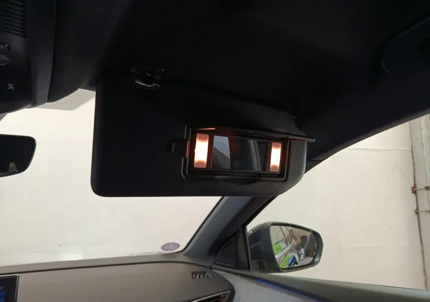 Vue intérieure côté gauche du pare-soleil avec miroir éclairé du Peugeot 3008 noir version GT 2022.