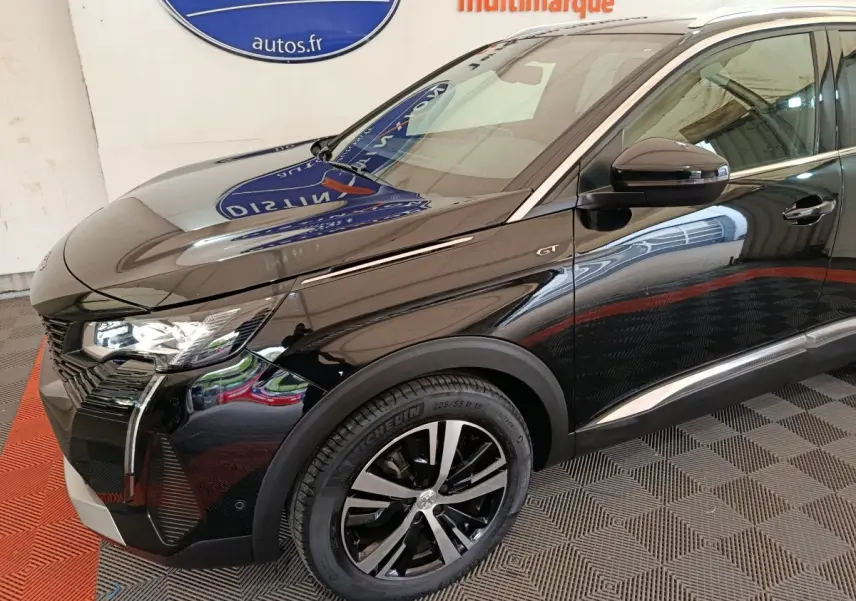 Vue 3/4 avant droit du Peugeot 3008 GT noir brillant, mettant en valeur les phares LED et la calandre distinctive.