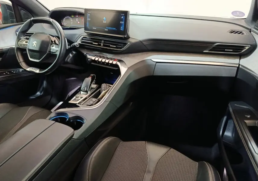 Vue intérieure côté conducteur du Peugeot 3008 noir 2022, avec tableau de bord numérique et écran tactile central.