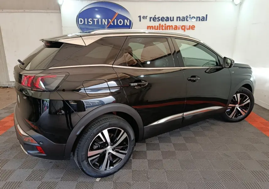 Peugeot 3008 PureTech 130 GT noir vue 3/4 arrière droit, jantes alliage et feux arrière LED distinctifs.