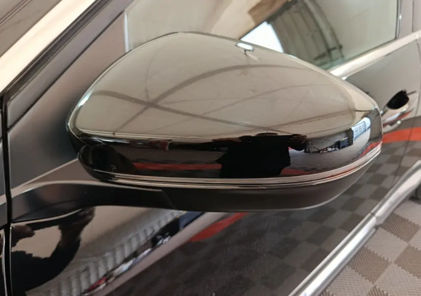 Rétroviseur côté gauche noir brillant du Peugeot 3008 PureTech 130 GT 2022 avec clignotant intégré.