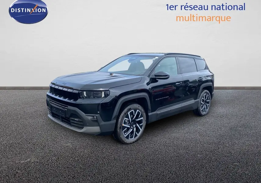 Jeep Compass MHEV 145ch Summit noir Vulcano métal, vue 3/4 avant droit sur fond neutre.