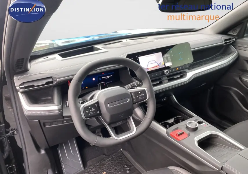 Vue intérieure du tableau de bord et volant du Jeep Compass 2026 noir Vulcano, avec écran tactile et commandes au volant.