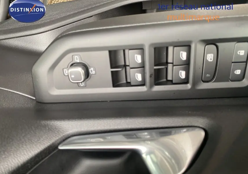 Détail des commandes de lève-vitres et rétroviseurs côté conducteur d’un Jeep Compass noir Vulcano 2026.