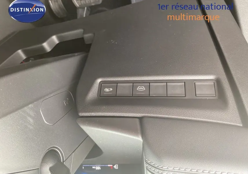 Détail du tableau de bord noir du Jeep Compass 2026 MHEV, avec boutons de commande visibles en gros plan.