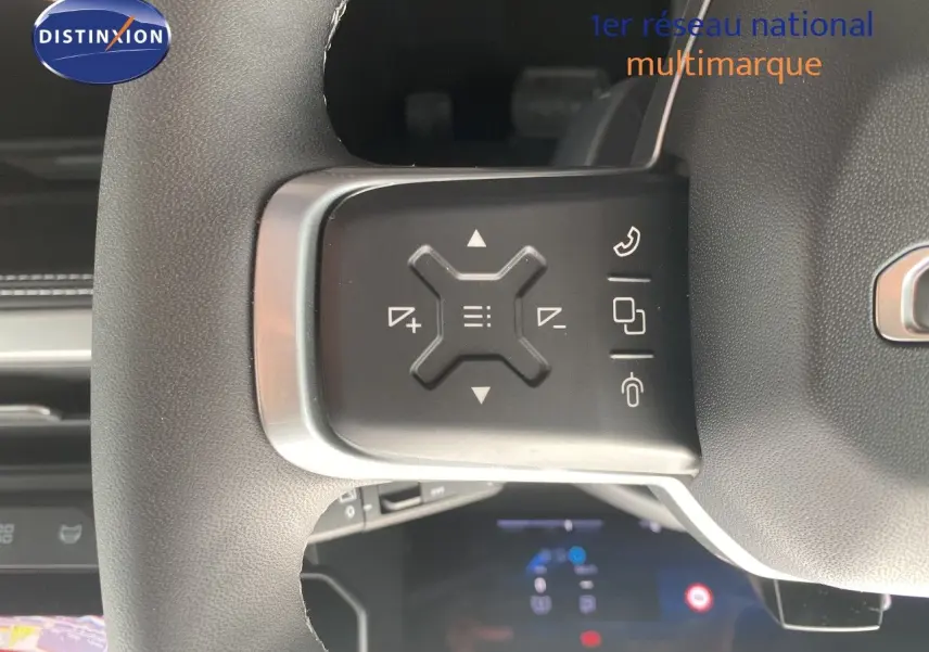 Gros plan sur les commandes au volant du Jeep Compass noir Vulcano 2026, mettant en valeur les boutons multifonctions.