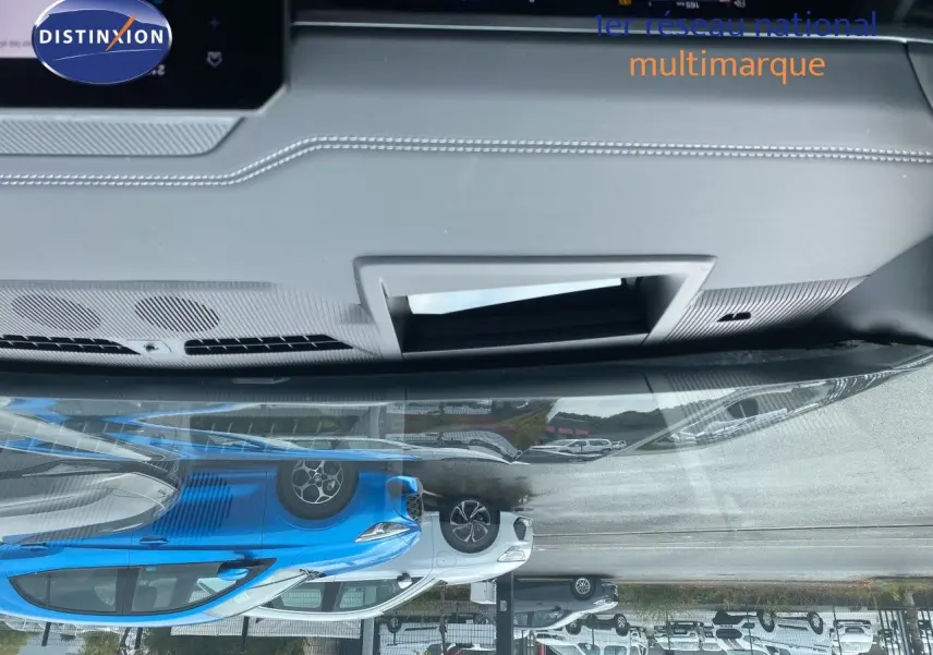Vue latérale droite du Jeep Compass 2026 noir Vulcano Metal garé en extérieur, avec reflet sur la vitre côté passager.