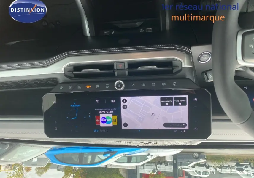 Vue intérieure du tableau de bord du Jeep Compass 2026, avec écran tactile large et volant partiel visible.