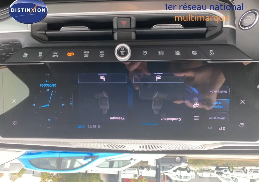 Vue rapprochée de l’écran tactile central du Jeep Compass 2026 noir Vulcano, affichant les commandes de climatisation et sièges chauffants.