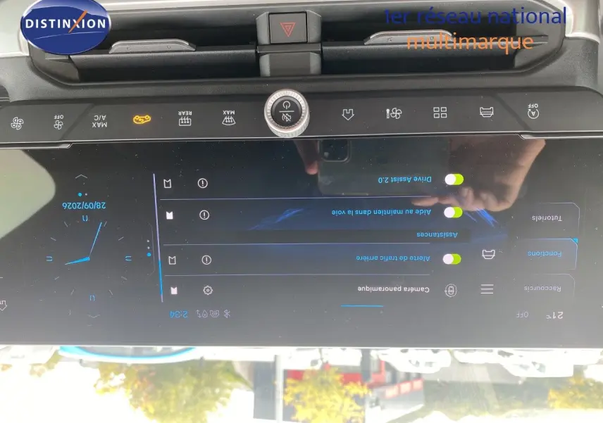 Écran tactile central du Jeep Compass noir Vulcano 2026, affichant les réglages d’assistance et de confort intérieur.