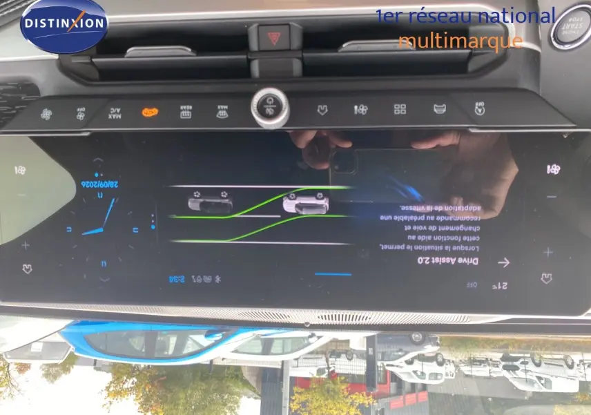 Vue rapprochée du tableau de bord numérique du Jeep Compass 2026 noir Vulcano, affichant l’assistance à la conduite.