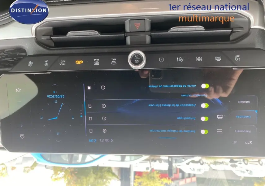 Vue rapprochée de l’écran tactile central du Jeep Compass noir Vulcano, affichant les réglages de confort et climatisation.
