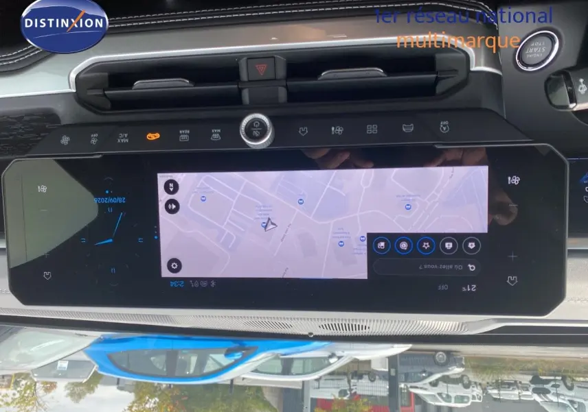 Vue rapprochée de l'écran tactile central du tableau de bord du Jeep Compass noir Vulcano, affichant la navigation GPS.