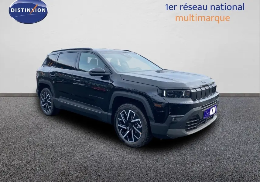 Jeep Compass noir Vulcano métal en 3/4 avant droit, mettant en valeur ses jantes bi-ton et sa calandre distinctive.