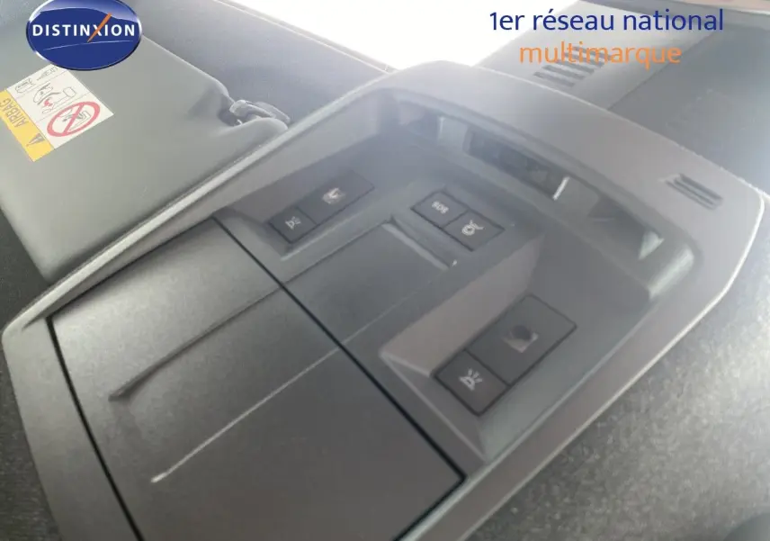 Détail du plafonnier intérieur avec commandes d’éclairage et bouton SOS du Jeep Compass noir Vulcano 2026.