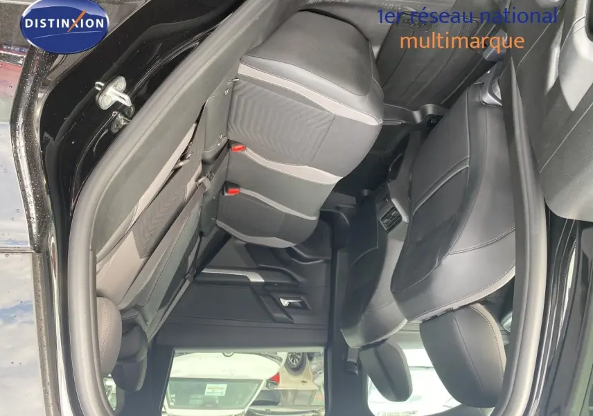Vue intérieure arrière du Jeep Compass noir Vulcano, montrant les sièges en tissu et cuir avec détails contrastants.