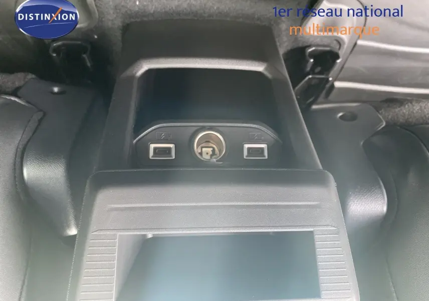 Vue rapprochée de la console centrale arrière du Jeep Compass noir Vulcano, montrant les ports USB et prise 12V.