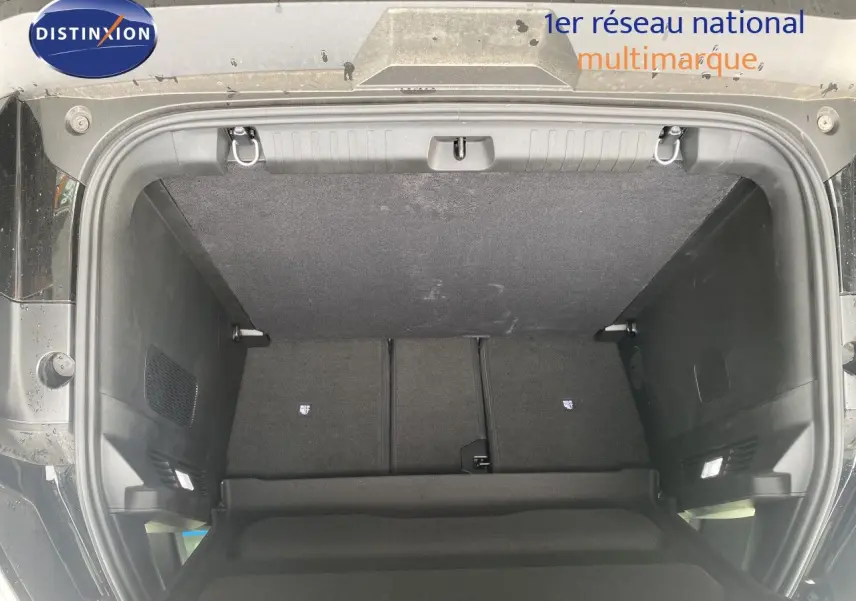 Vue plongeante sur le coffre ouvert du Jeep Compass noir Vulcano, montrant un espace de rangement propre et spacieux.
