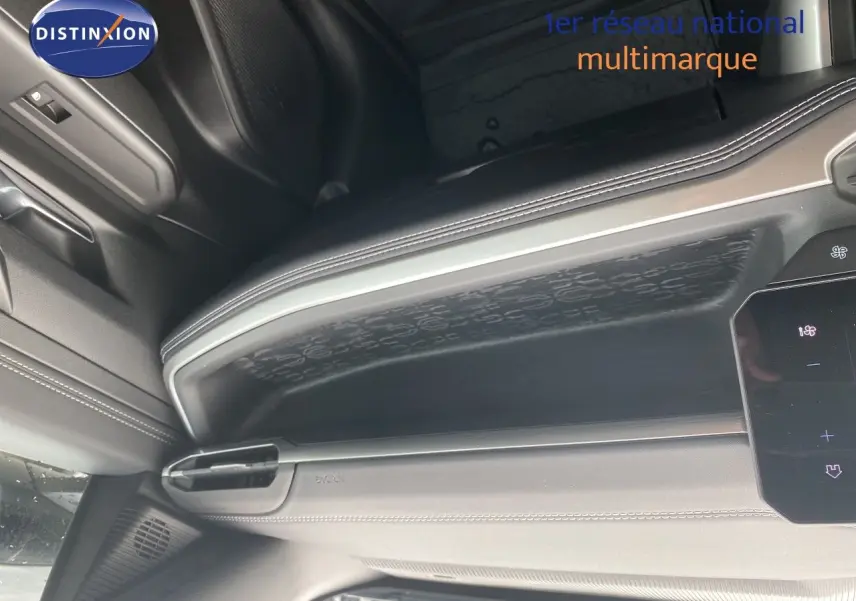 Vue intérieure côté droit du tableau de bord et porte en cuir noir avec surpiqûres blanches du Jeep Compass 2026.