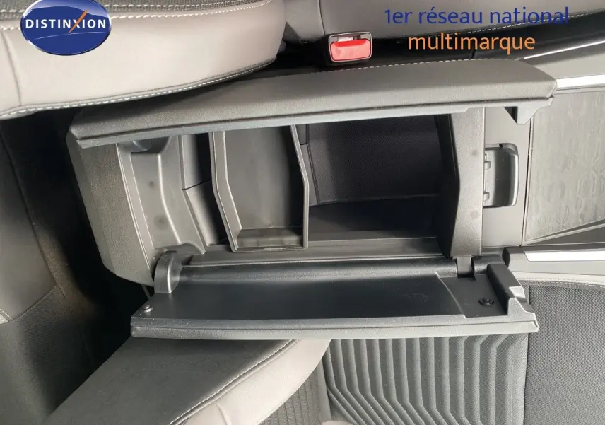Vue rapprochée de la boîte à gants ouverte dans l’habitacle noir du Jeep Compass MHEV 145CH BVA Summit 2026.