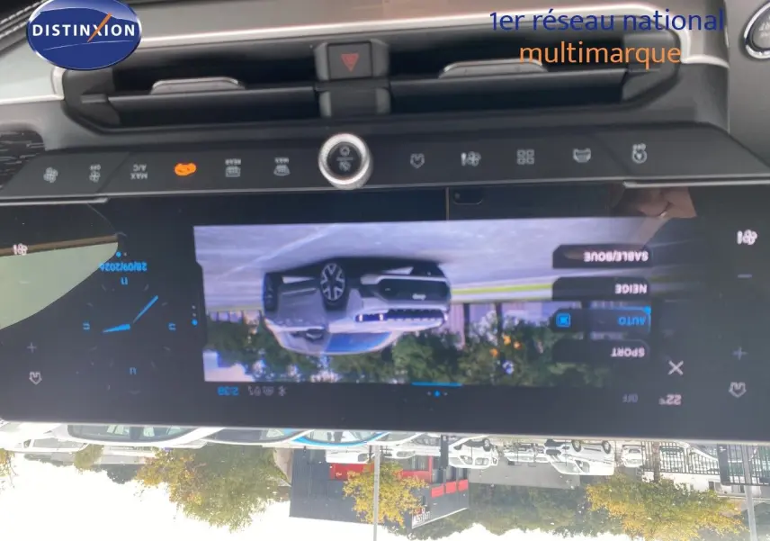 Écran tactile intérieur montrant la caméra de recul du Jeep Compass noir Vulcano, vue arrière du véhicule.