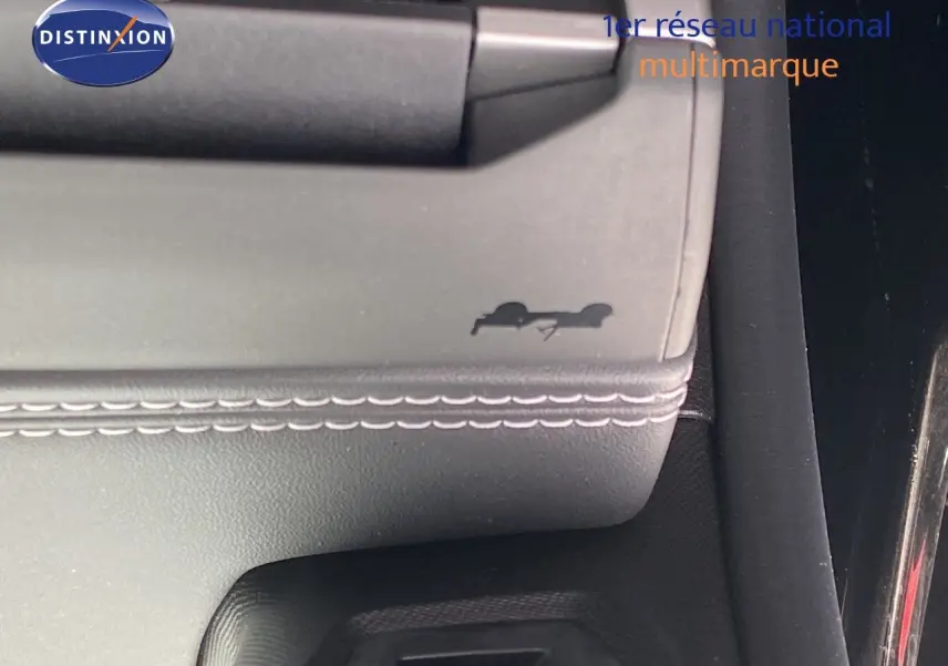 Gros plan sur la console centrale en cuir noir avec surpiqûres blanches du Jeep Compass Summit 2026 noir Vulcano.