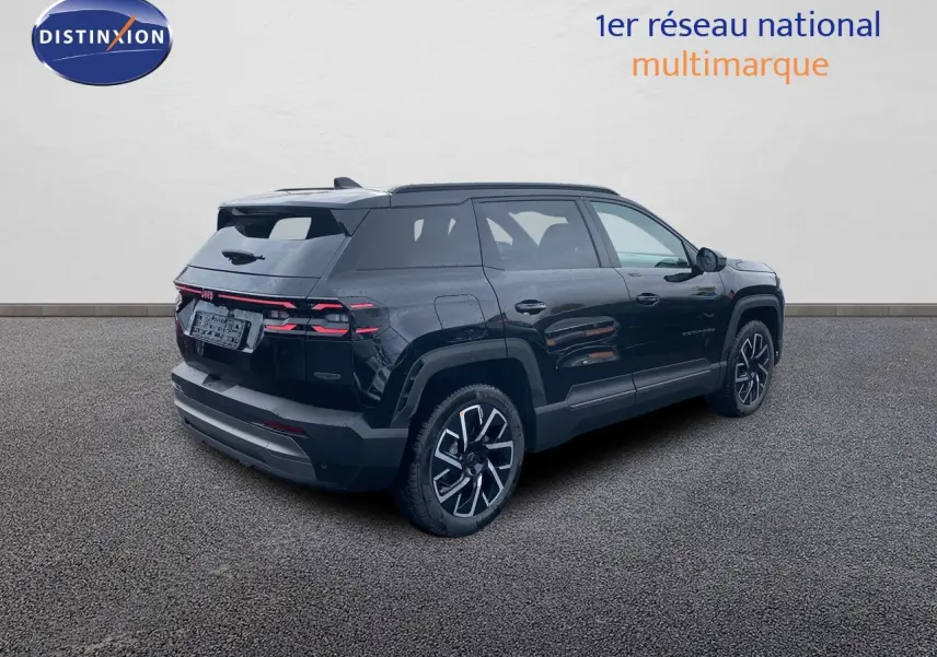 Jeep Compass noir Vulcano métal vu en 3/4 arrière droit, avec jantes alliage bicolores et feux arrière LED distinctifs.