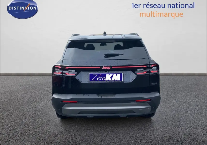Vue arrière du Jeep Compass noir Vulcano Metal 2026 avec feux LED reliés par une bande lumineuse rouge.