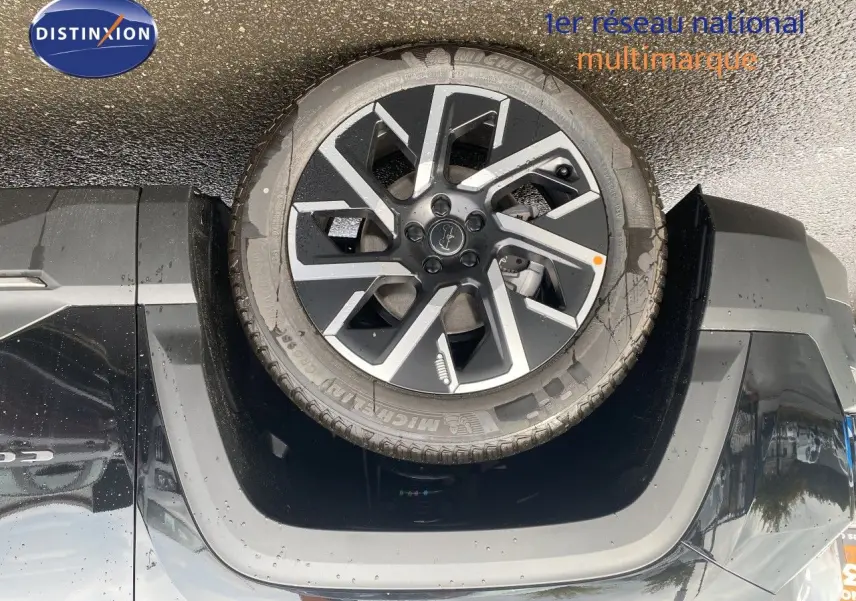 Vue en plongée sur la roue avant droite d’un Jeep Compass noir Vulcano Metal, mettant en valeur la jante moderne et le pneu Michelin.