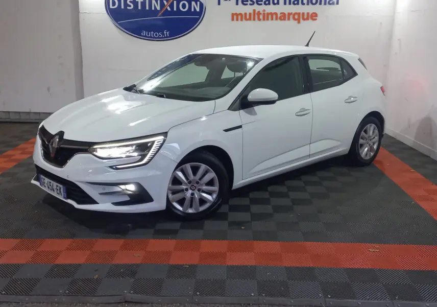 Renault Mégane Business Blue dCi 115 EDC blanche vue en 3/4 avant droit dans un showroom avec éclairage intérieur.