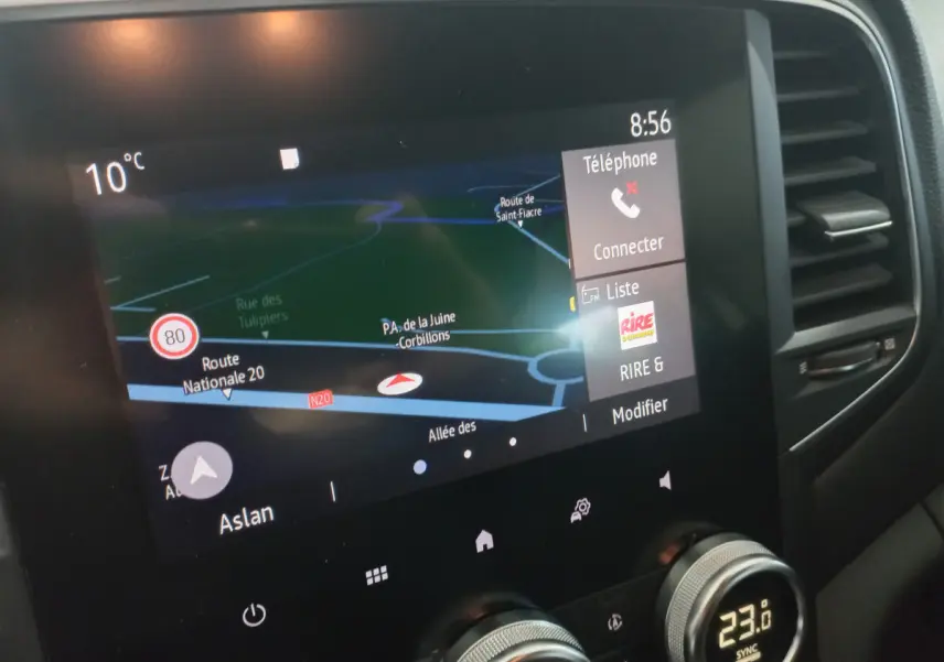 Écran tactile central affichant la navigation et la température intérieure dans une Renault Mégane Business blanche de 2022.