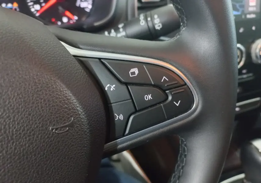 Gros plan sur les commandes multifonctions du volant noir de la Renault Mégane Business Blue dCi 115 EDC 2022.