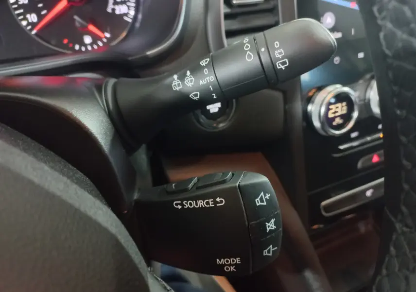 Gros plan sur les commandes au volant de la Renault Mégane Business Blue dCi 115 EDC 2022, avec affichage digital et climatisation.