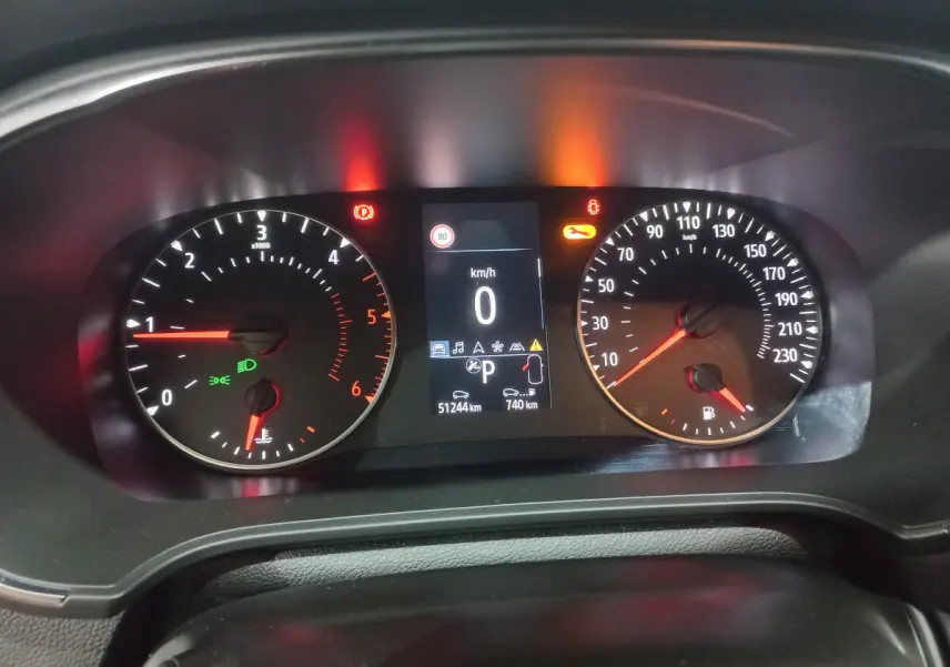 Tableau de bord de Renault Mégane Business 2022 montrant compte-tours, vitesse à zéro et affichage digital central.