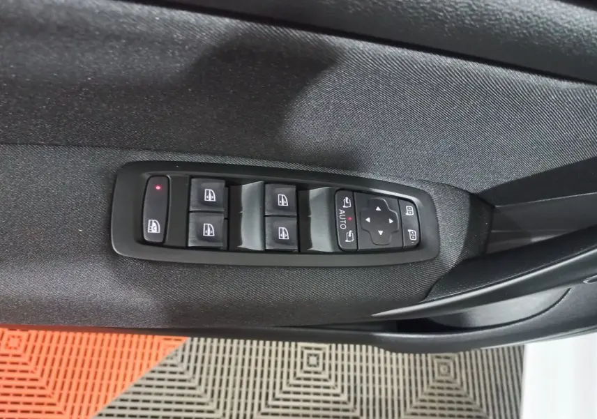 Commande des vitres électriques côté conducteur en gros plan sur porte noire d'une Renault Mégane blanche 2022