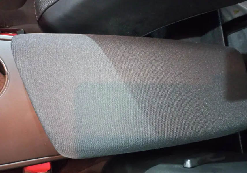 Gros plan sur l'accoudoir central en tissu gris foncé de la Renault Mégane Business Blue dCi 115 EDC 2022.