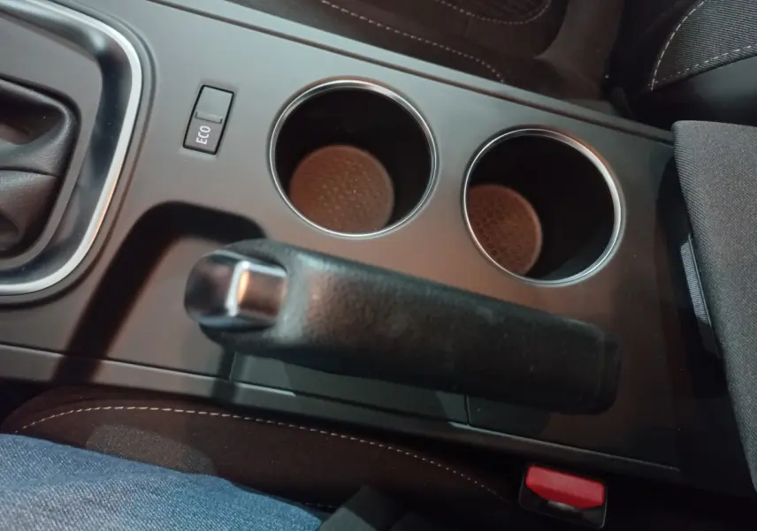 Gros plan sur la console centrale intérieure de la Renault Mégane Business, avec frein à main et bouton Eco visibles.