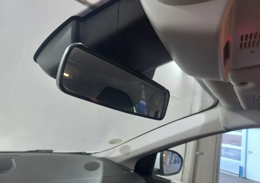 Vue intérieure du rétroviseur central et partie supérieure du pare-brise de la Renault Mégane Business blanc 2022.