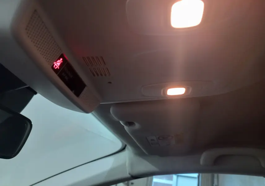 Vue intérieure du plafond avant de la Renault Mégane Business Blue dCi 115 EDC 2022 avec éclairage et indicateur airbag passager.