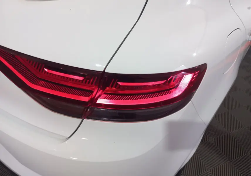 Gros plan sur le feu arrière droit rouge d’une Renault Mégane Business blanche de 2022, vue arrière.