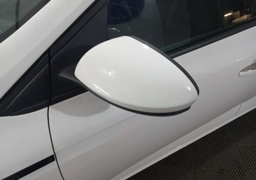 Rétroviseur blanc côté conducteur d'une Renault Mégane Business Blue dCi 115 EDC 2022 vue en gros plan.