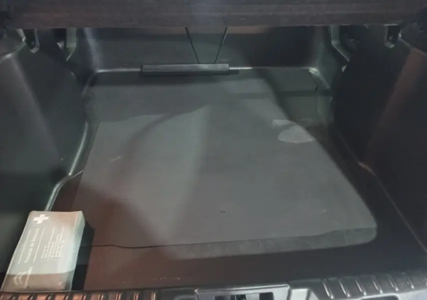 Coffre noir vide de Renault Mégane Business Blue dCi 115 EDC 2022 avec trousse de secours à gauche.