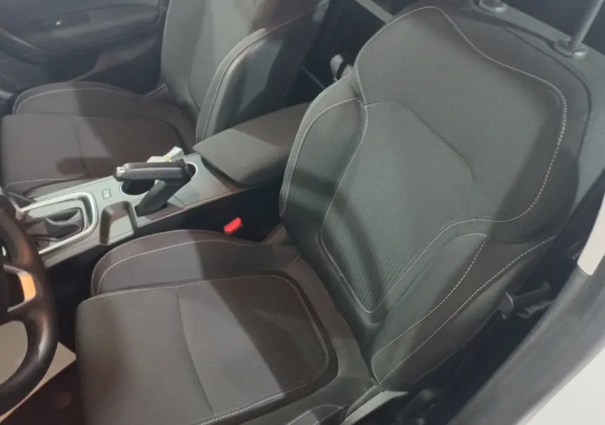 Vue intérieure rapprochée des sièges avant noirs et de la console centrale d'une Renault Mégane Business Blue dCi 115 EDC 2022.