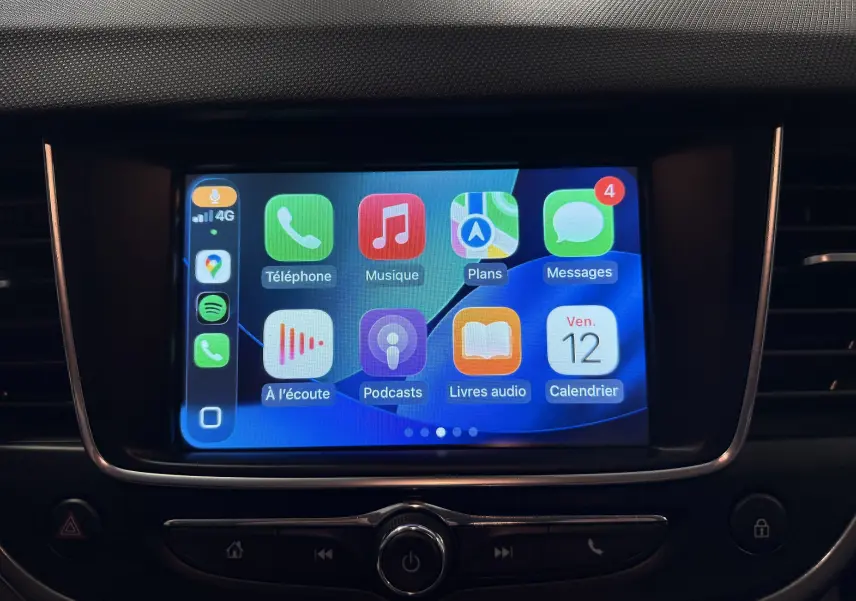 Écran tactile central de l’Opel Crossland 2023 affichant l’interface Apple CarPlay avec plusieurs applications colorées.