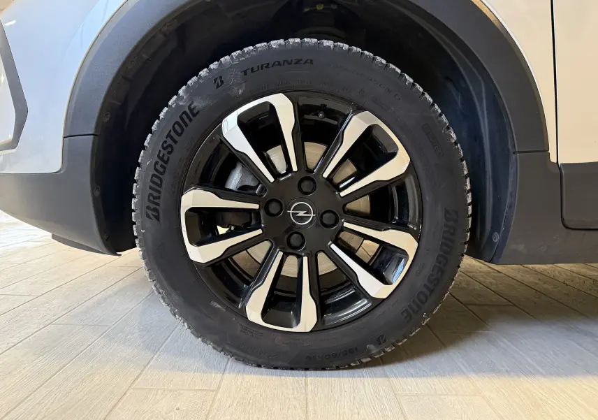 Gros plan sur la roue avant droite gris foncé de l’Opel Crossland 2023 avec jante alliage bicolore et pneu Bridgestone.